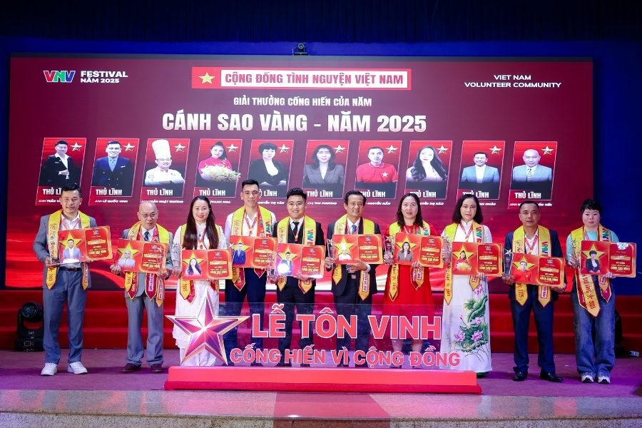 Nhieu ca nhan, tap the duoc trao giai tai Le Ton vinh cong hien vi cong dong 2025. Anh BTC