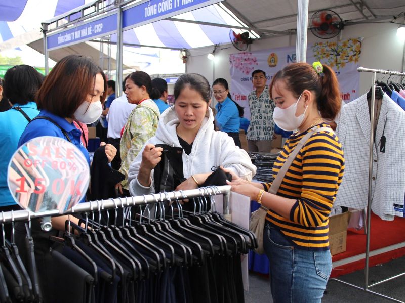 Cong nhan lao dong chon mua hang duoc ban giam gia tai chuong trinh “Ngay hoi cong nhan - Phien cho nghia tinh” do Cong doan Det may Viet Nam phoi hop to chuc tai TPHCM. Anh: Duc Long