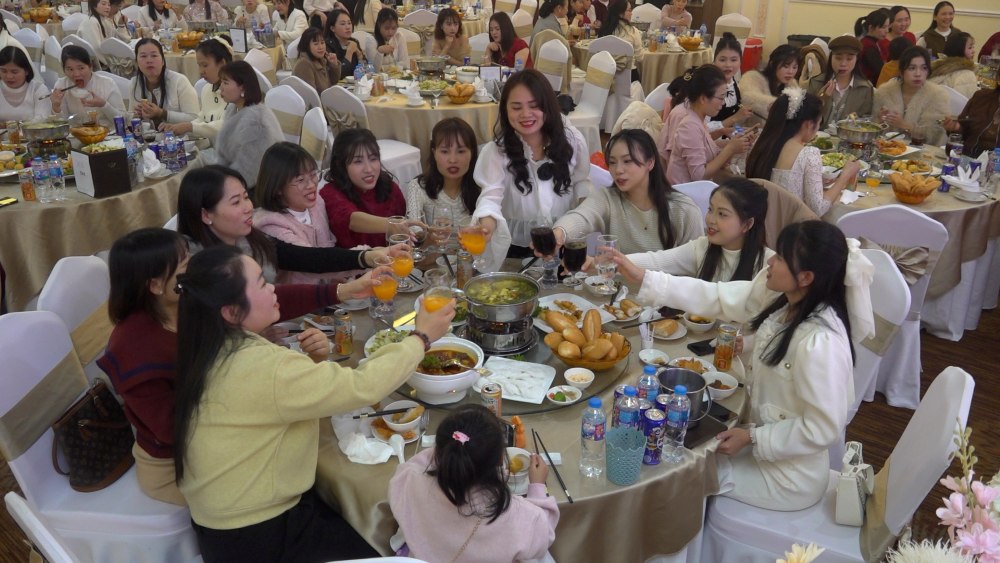 Thousands of workers excitedly attend the year-end celebration at a luxury restaurant. Photo: Quach Du