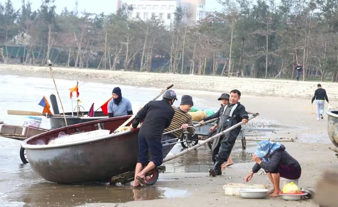 Fresh seafood market on Cua Lo beach. Photo: Quang Dai