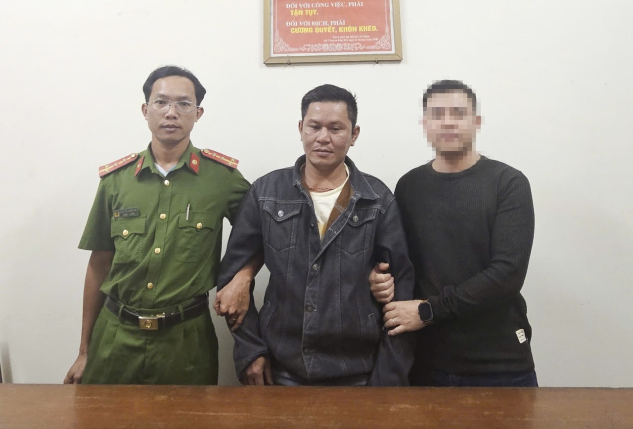 Wanted subject Huynh Ngoc Thanh (standing in the middle) when he was just arrested. Photo: Quang Tri Police