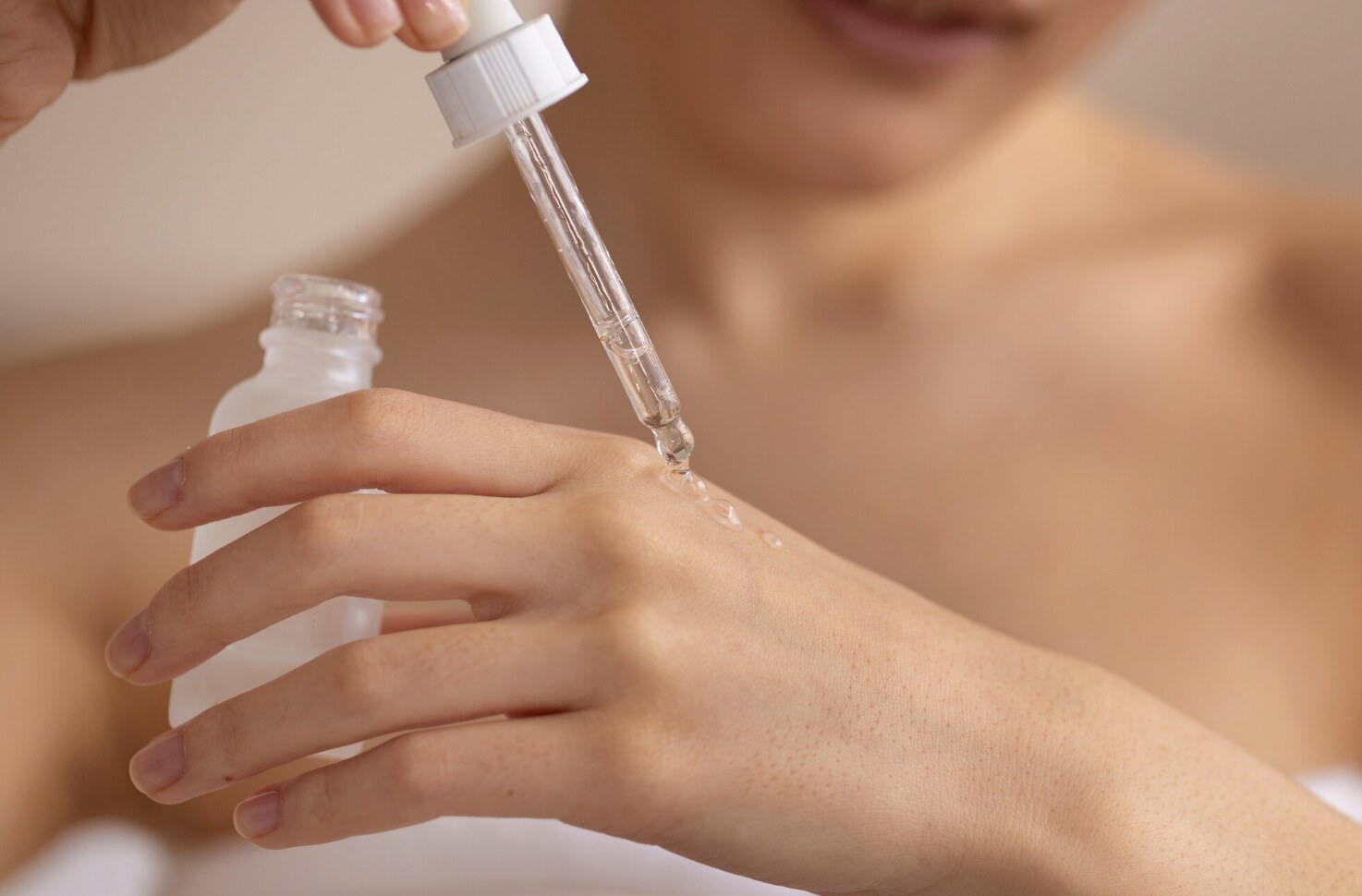 Applying multiple layers of serum is not wrong, but the wrong way can backfire. Photo: Thuy Duong