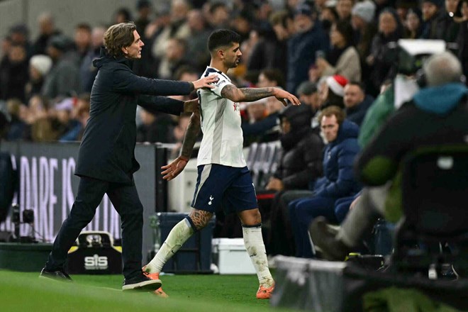 Tottenham duoi thoi Frank la tap the bat on.  Anh: AFP