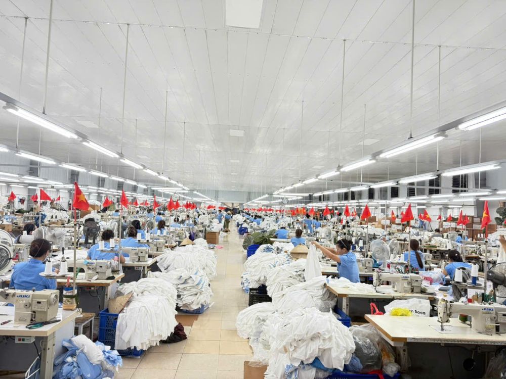 Tet bonuses are a way for businesses to show recognition for employees' contributions throughout a year. Photo: Quynh Chi