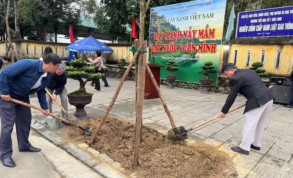 Tham gia ra quan trong cay tai phuong Kim Long, huong ung Ngay Cay xanh Viet Nam. Anh: Hoang Oanh.