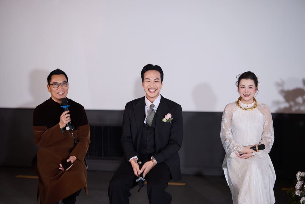 Tren thi truong am nhac, co rat nhieu ca khuc ve ngay cuoi, nhung Trom via khong phai la mot ca khuc mieu ta truc dien mot dam cuoi, ma noi chung ve viec lay chong cua cac co gai. Chinh vi the no van tao nen su khac biet, doc dao. Anh: Nhan vat cung cap