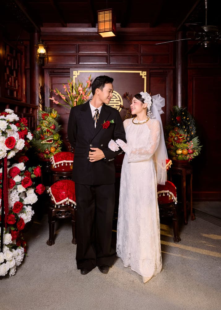 Vu Thuy Linh va “chu re” - dien vien Lam Thanh Nha trong MV “Trom via“. Nu ca si cho biet, ban than an tuong ve Lam Thanh Nha sau khi xem bo phim “Mua Do“. Trong qua trinh quay MV, co nhan duoc su giup do nhiet tinh cua Lam Thanh Nha. Anh: Nhan vat cung cap