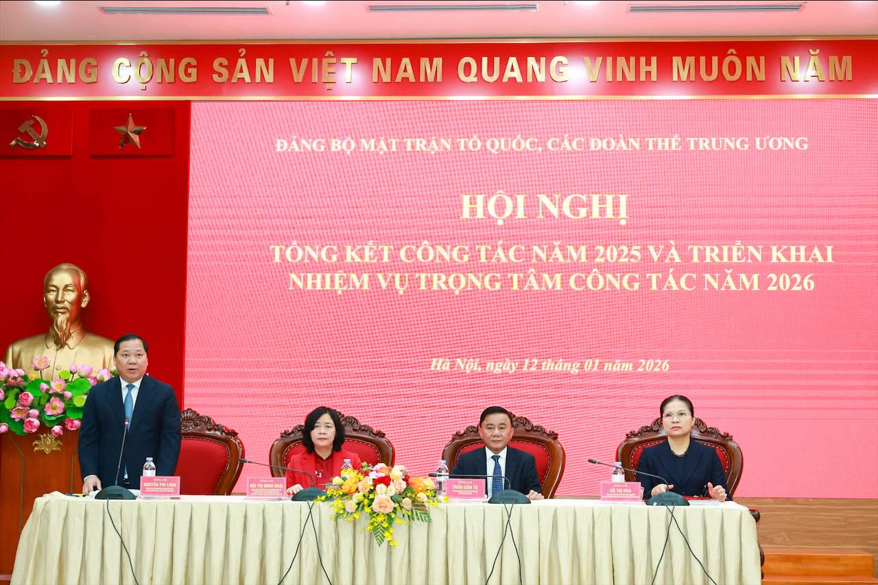 会議を主宰する指導者同志。写真:ハイ・グエン