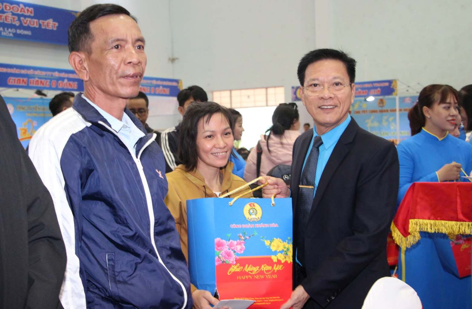 Mr. Phan Thanh Liem - Chairman of the Khanh Hoa Provincial Labor Federation presents Tet Sum vay gifts to union members. Photo: Phuong Linh