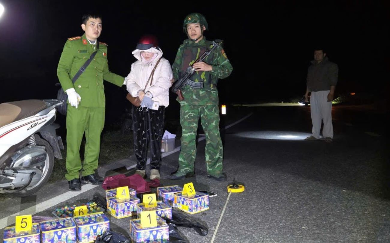 Người phụ nữ vận chuyển pháo lậu bị lực lượng biên phòng, công an bắt giữ cùng số tang vật. Ảnh: Đồn Biên phòng Cửa khẩu cảng Cửa Việt