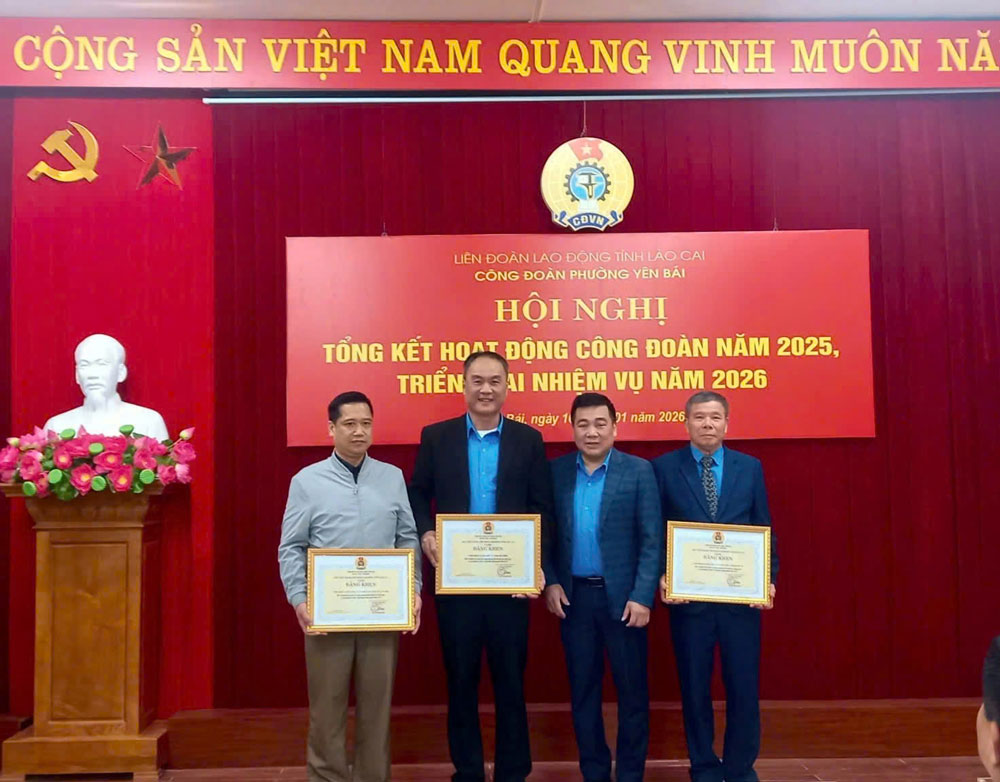 Trao Bang khen LDLD tinh Lao Cai doi voi cac tap the va ca nhan Cong doan phuong Yen Bai co thanh tich xuat sac. Anh: Thanh Hoa