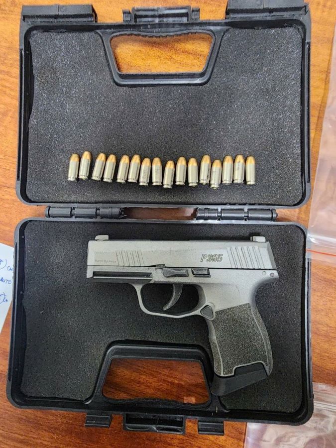 Súng quân dụng và đạn được phát hiện sau khi bắt giữ 2 đối tượng mua bán trái phép ma túy. Ảnh: Công an phường Nam Đông Hà