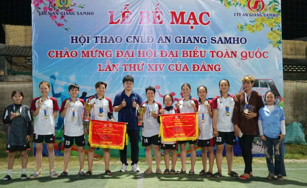 Ban Tổ chức trao cup vô dich môn bong da nữ tai hôi thao cong nhan lao dong An Giang Samho. Anh: Cam Tu