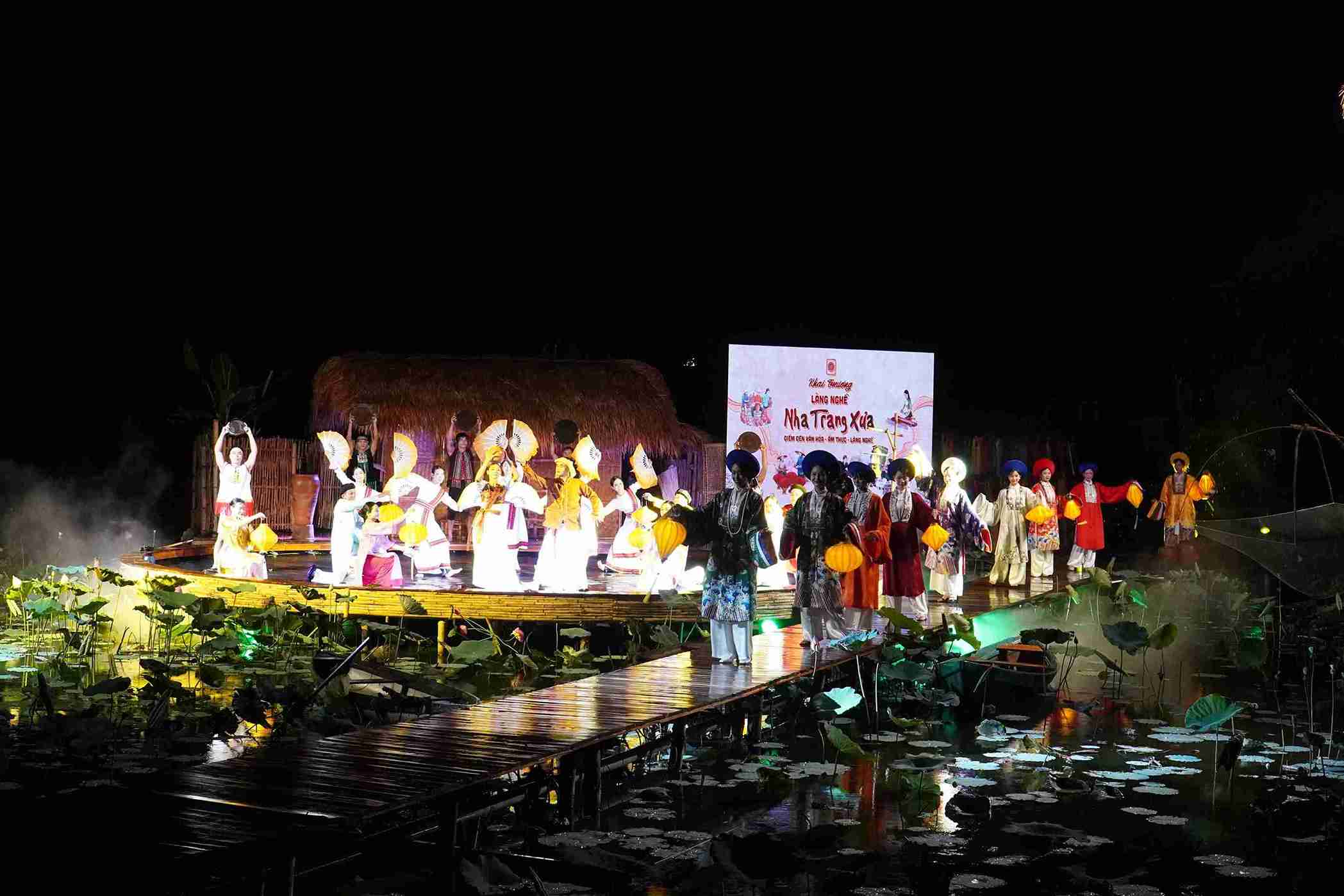 Hình ảnh hoạt động văn nghệ về đêm tại Nhà hàng Nha Trang Xưa. Ảnh: Hữu Long