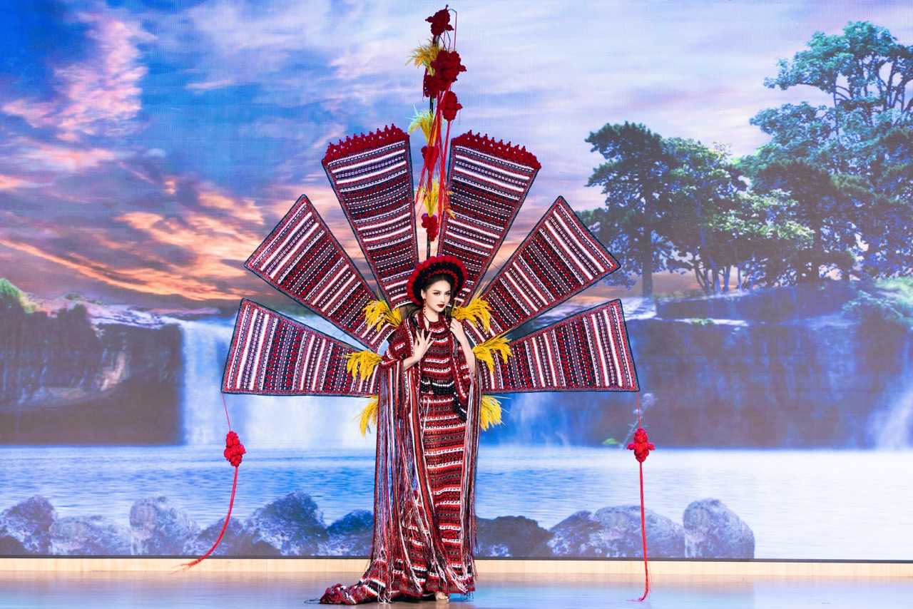 A hau Thu Ngan performs national cultural costumes. Photo: Sen Vang.