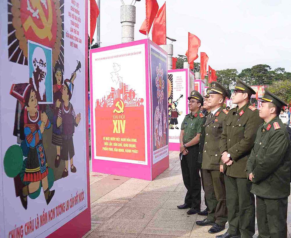 Exhibition of propaganda posters for the 14th National Party Congress in Lam Dong. Photo: Phuc Khanh