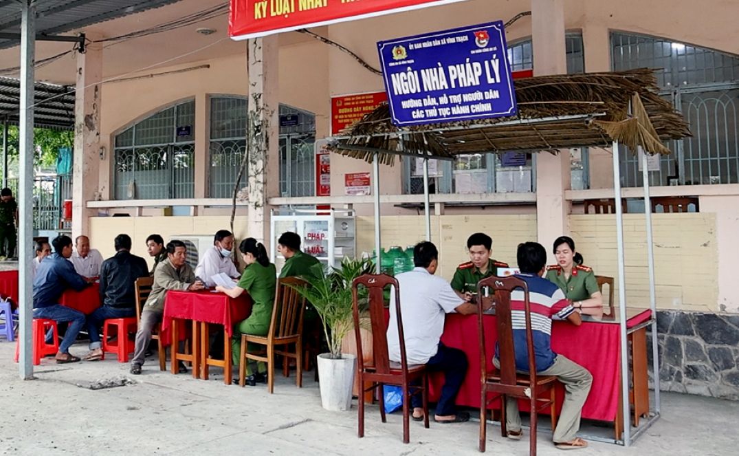 Ngoi nha phap ly, sang kien cua Cong an xa Vinh Trach duoc vi nhu cau noi nhan van dua Cong an gan voi dan hon. Anh: Vu Tien