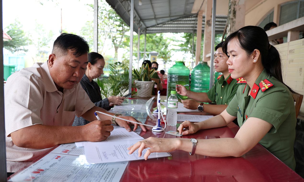 Tan tinh huong dan nguoi dan den giai quyet cac thu tuc hanh chinh. Anh: Vu Tien