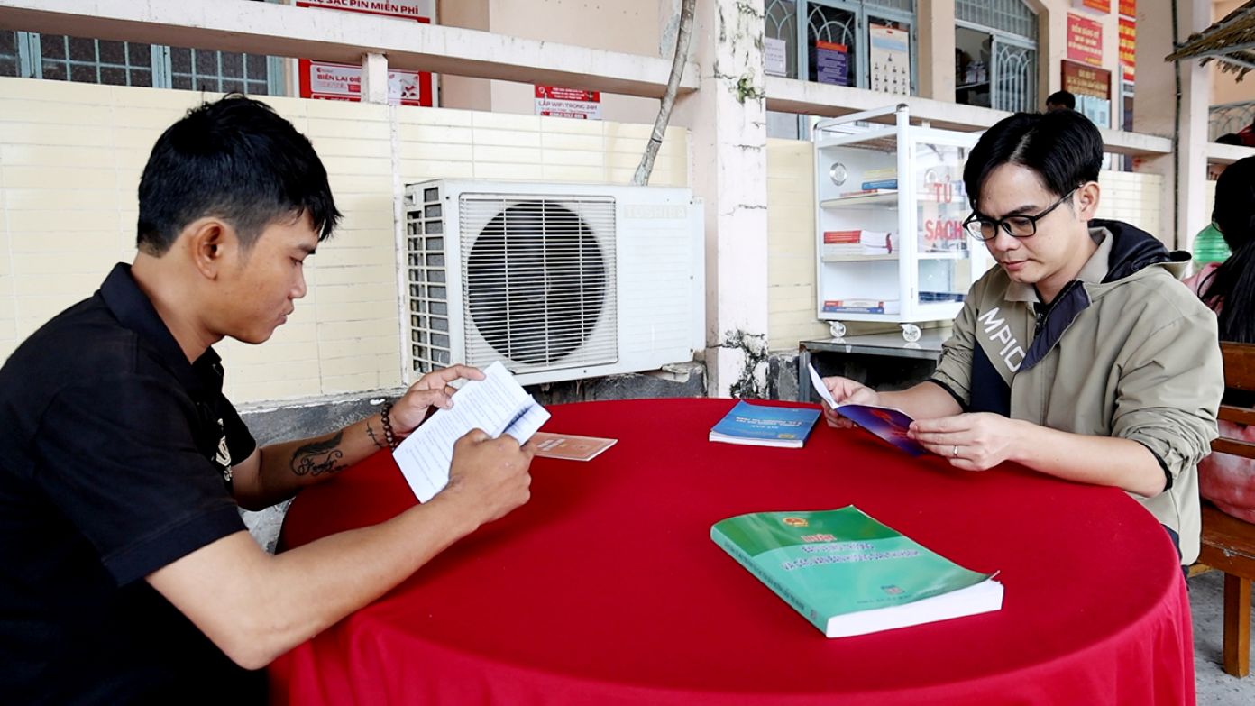 Nhieu ban tre thoai mai den nghien cuu ve phap luat tai Ngoi nha phap ly. Anh: Vu Tien