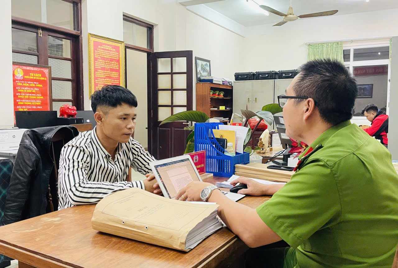 Đối tượng Nguyễn Kim Quang bị lực lượng chức năng xử lý sau khi cướp tài sản của người khác. Ảnh: Công an cung cấp