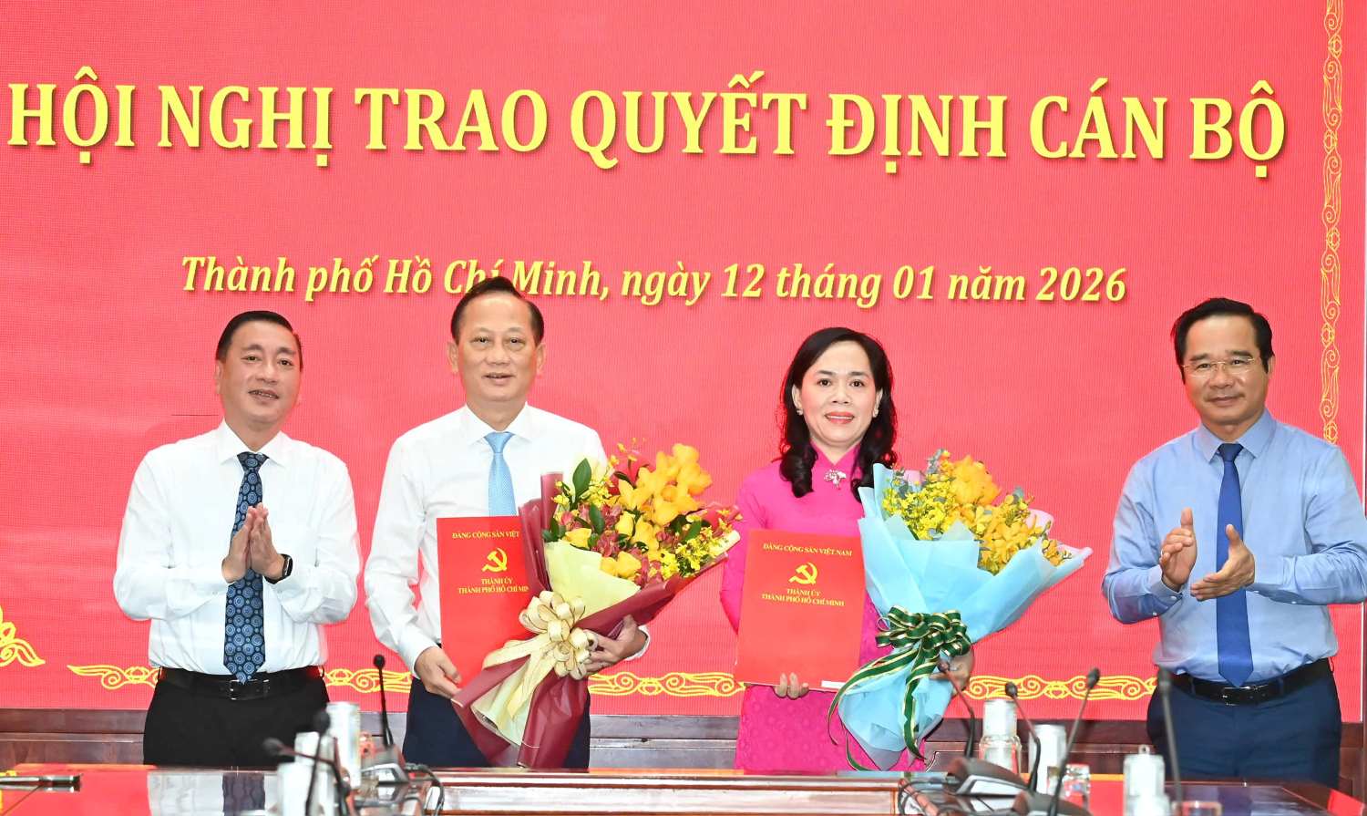 Chairman of Ho Chi Minh City People's Committee Nguyen Van Duoc (rightmost) presents the decision to Ms. Nguyen Thanh Xuan and Mr. Tran Van Nam. Photo: Viet Dung
