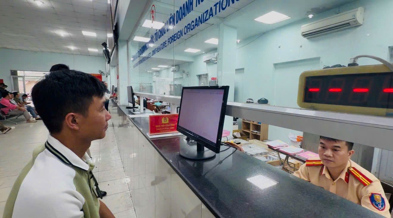 From January 1, 2026, Ho Chi Minh City will apply uniform fees for registration and issuance of motor vehicle license plates. Photo: PC08