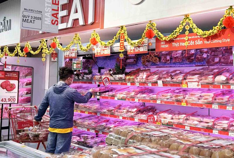 Thit heo sieu thi TPHCM ruc rich tang gia. Anh: Ha May