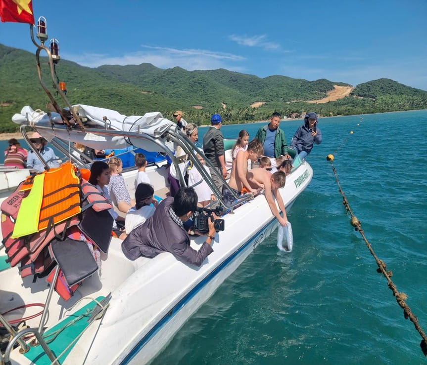 Nha Trang Bay Management Board and 50 tourists together reclaimed aquatic resources. Photo: Vinh Nguyen