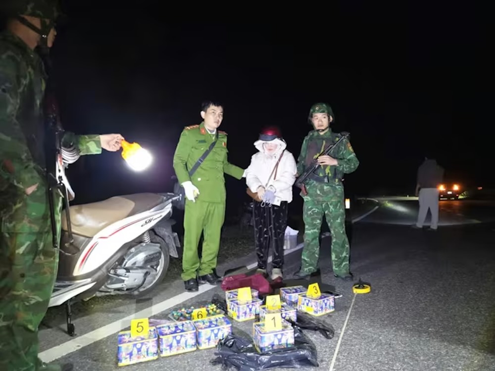 Woman discovered transporting firecrackers at night. Photo: Han Nguyen