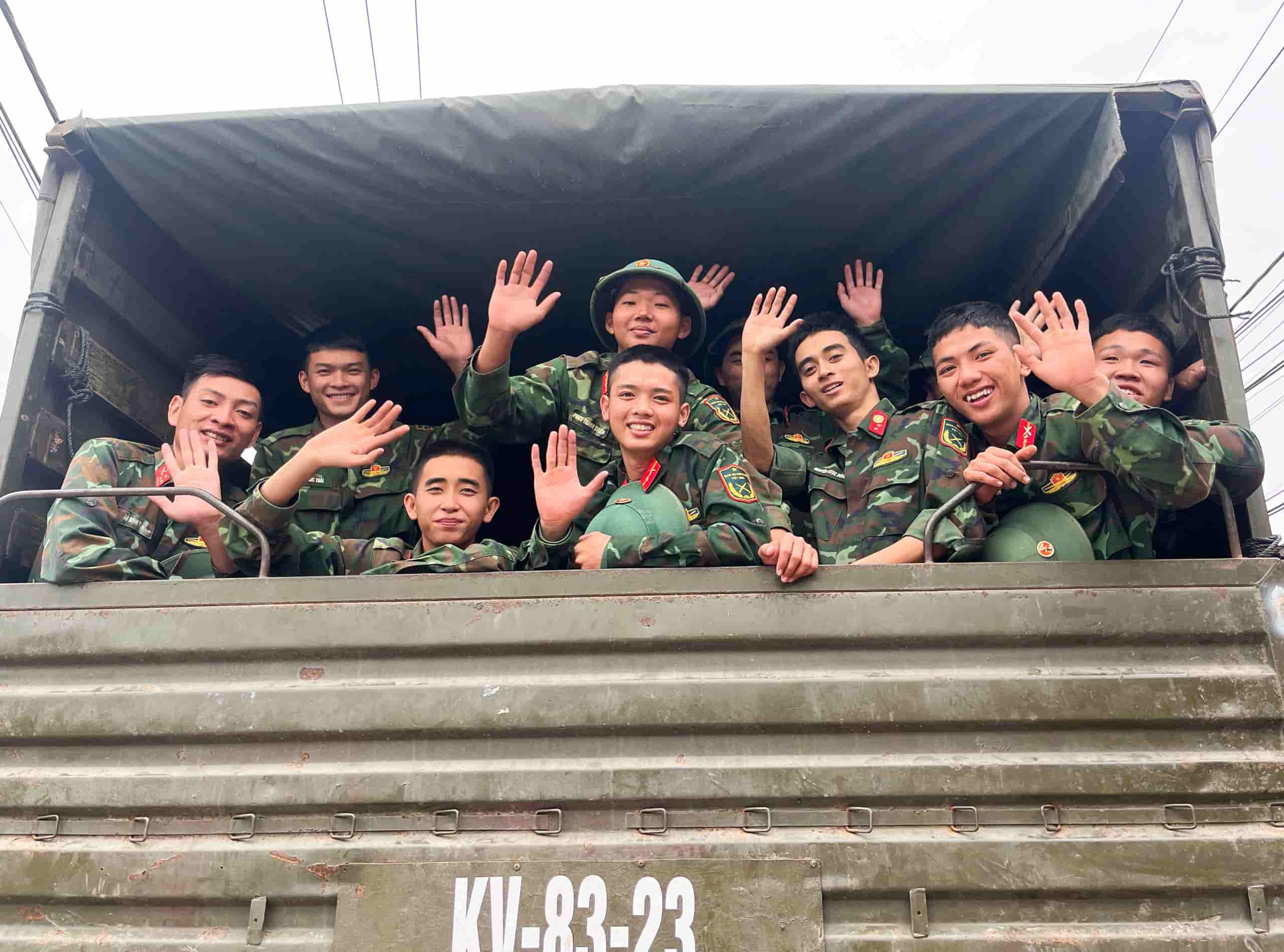Leaders and people of Dak Lak province see off troops completing the Quang Trung Campaign task. Photo: Sanh Le