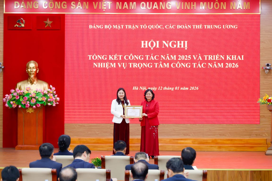 Ba Bui Thi Minh Hoai trao Bang khen cua Ban Thuong vu Dang uy MTTQ, cac doan the Trung uong toi Dang bo co quan Uy ban Trung uong MTTQ Viet Nam. Anh: Hai Nguyen 