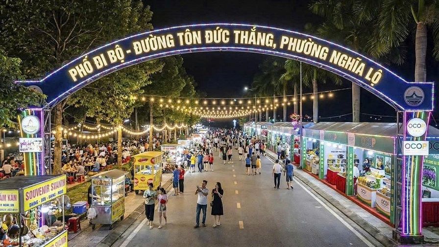 Phoi canh pho di bo bo ket hop van hoa - du lich - am thuc ven song Tra Khuc. Anh: UBND phuong Nghia Lo