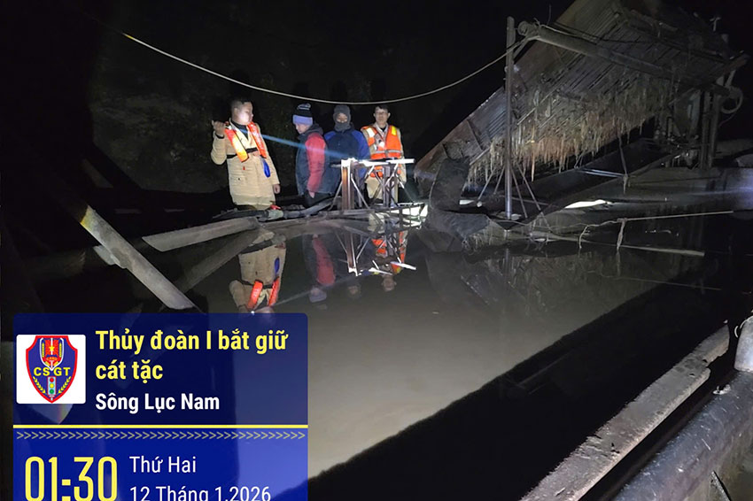 Lực lượng CSGT đường thủy đã chuyển tang vật, hồ sơ 2 tàu khai thác cát trái phép cho cơ quan điều tra. Ảnh: Cục CSGT