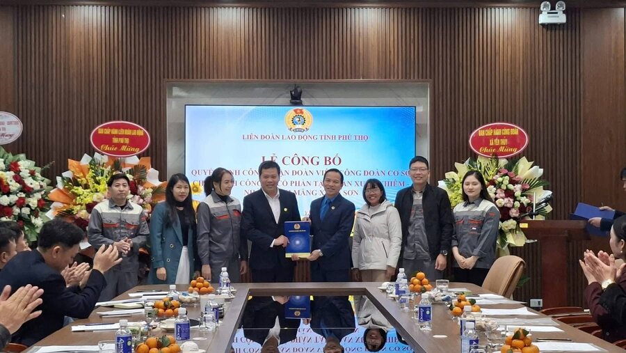 Ceremony to announce decisions on trade union work, marking the birth of the Grassroots Trade Union Branch of Xuan Khiem Group Joint Stock Company - Xuan Son Cement Factory. Photo: Phu Tho Provincial Trade Union