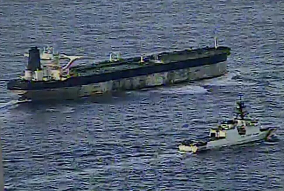 The US Coast Guard ship closely followed the oil tanker Bella 1 flying the Russian flag in the North Atlantic Ocean, just before the arrest on January 7, 2026. Photo: US Coast Guard