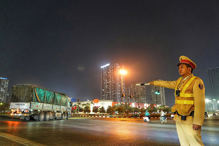 Traffic police (CSGT) participate in traffic diversion. Photo: V.Tuan