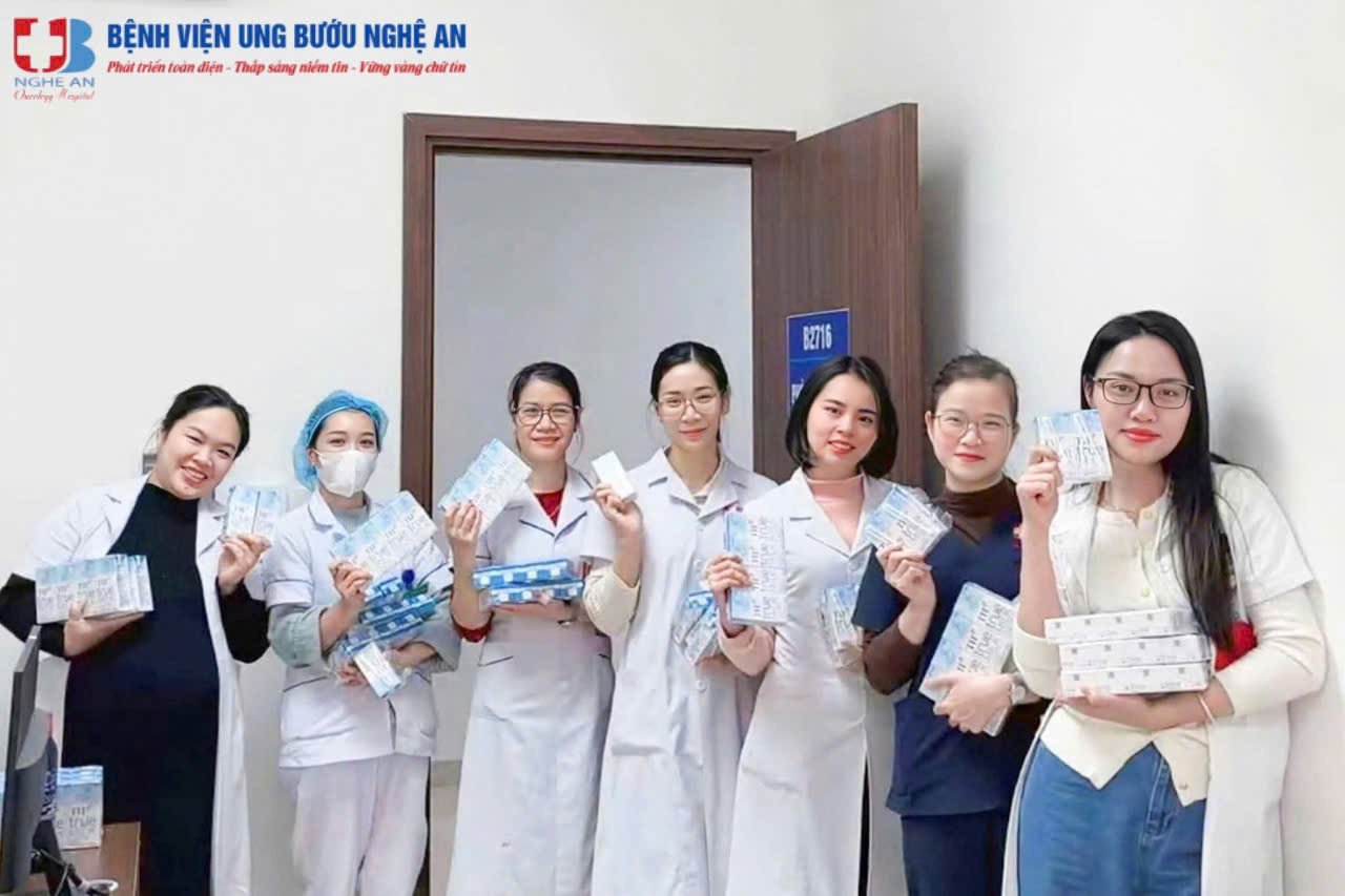 The joy of officials and medical staff of Nghe An Oncology Hospital when receiving allowance items according to labor conditions. Photo: Ngoc Anh