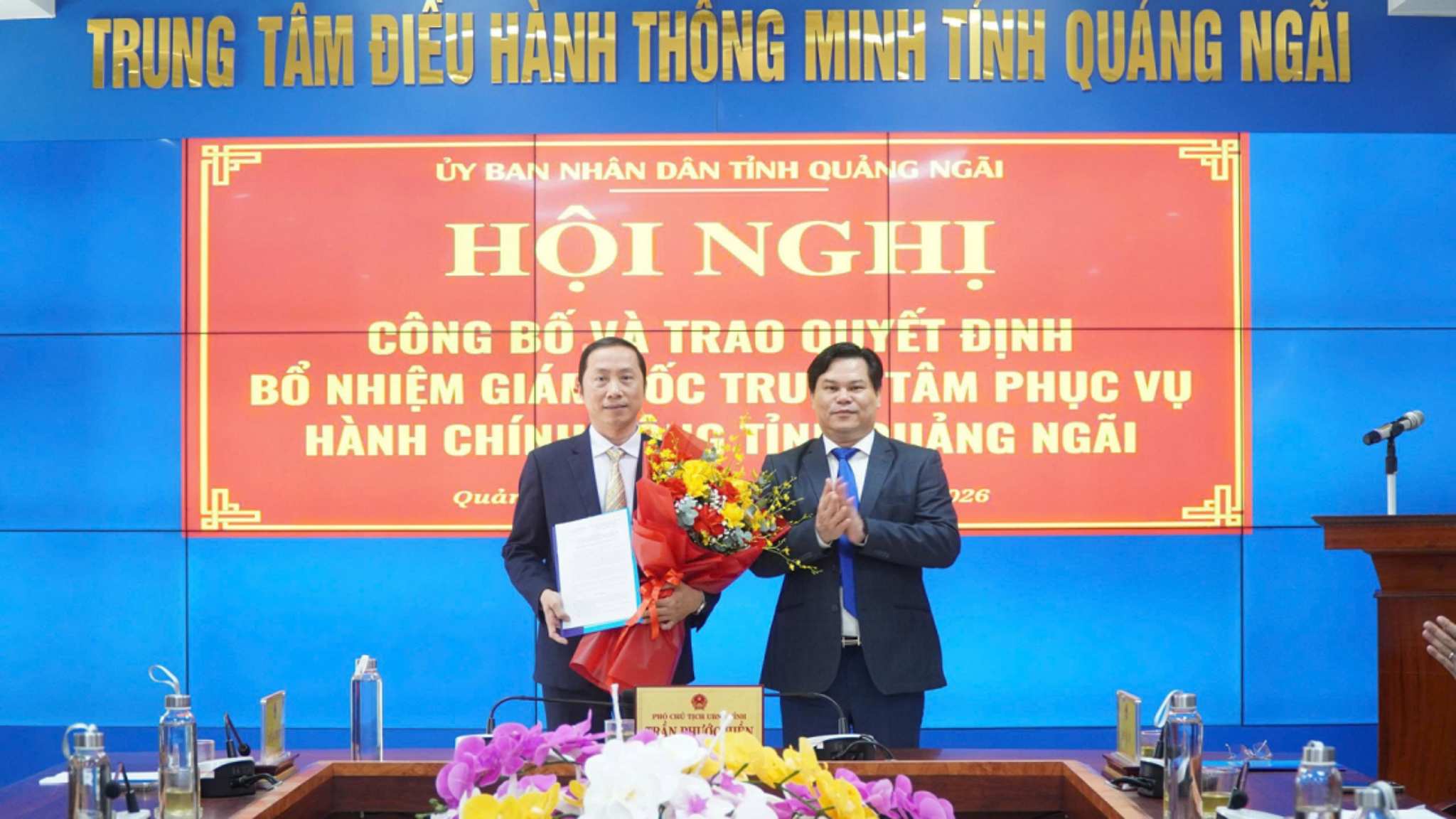Mr. Tran Phuoc Hien - Vice Chairman of Quang Ngai Provincial People's Committee (right) presents the Appointment Decision to the Director of Quang Ngai Provincial Public Administration Service Center to Mr. Nguyen Thanh Hoai. Photo: Quang Ngai Provincial People's Committee