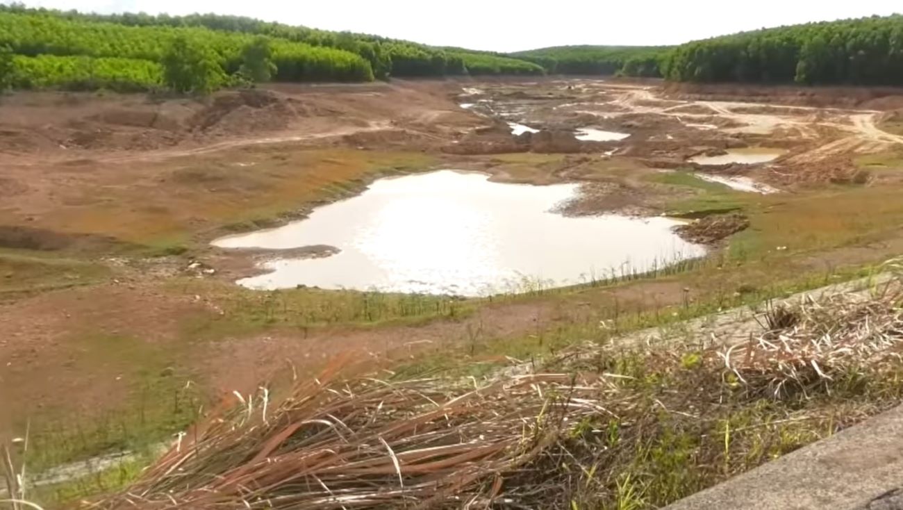 An irrigation lake in the old Hai Lang district (Quang Tri province) is being dredged by businesses (photo taken in July 2024). Photo: Hung Tho
