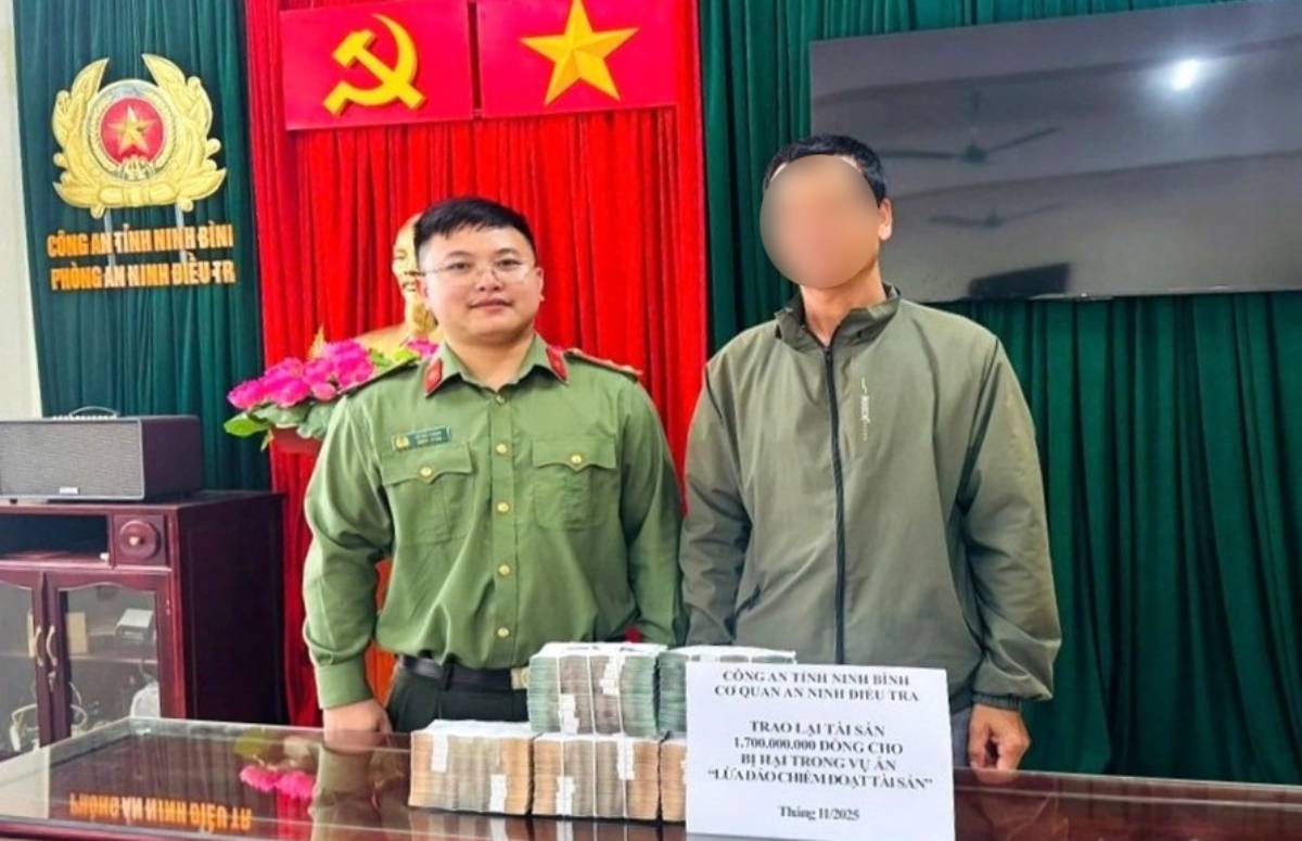 Mr. Q received back the amount of 1.7 billion VND that was scammed. Photo: Ninh Binh Provincial Police