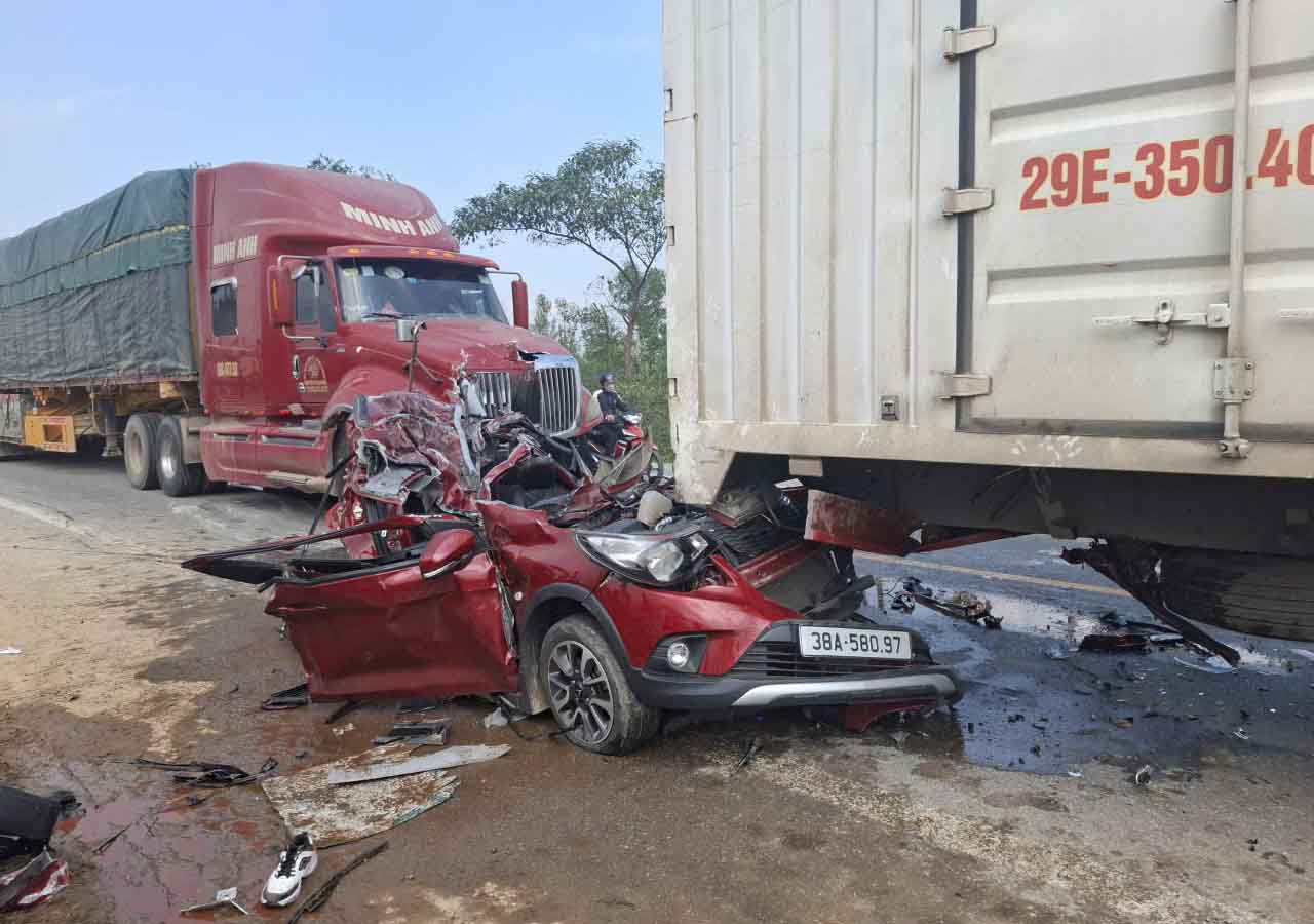 Scene of a chain collision on National Highway 1, car crushed. Photo: Tran Tuan