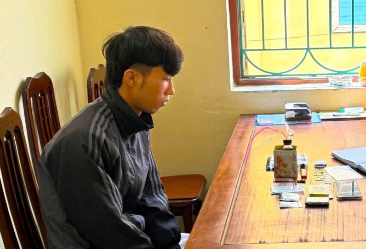 Lê Minh Ngọc và các tang vật. Ảnh: Công an tỉnh Ninh Bình