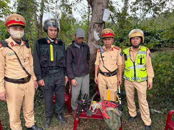 Phát hiện tài xế xe đầu kéo tàng trữ súng, đạn và pháo tại Đắk Lắk