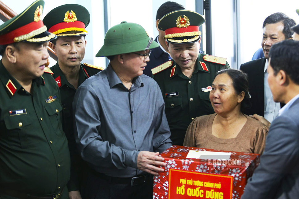 Deputy Prime Minister Ho Quoc Dung visits, gives gifts and shares the joy of a new house with Mrs. Nguyen Thi Thu Hong's household (Tuy Phuoc Dong commune, Gia Lai province). Photo: Hoai Phuong