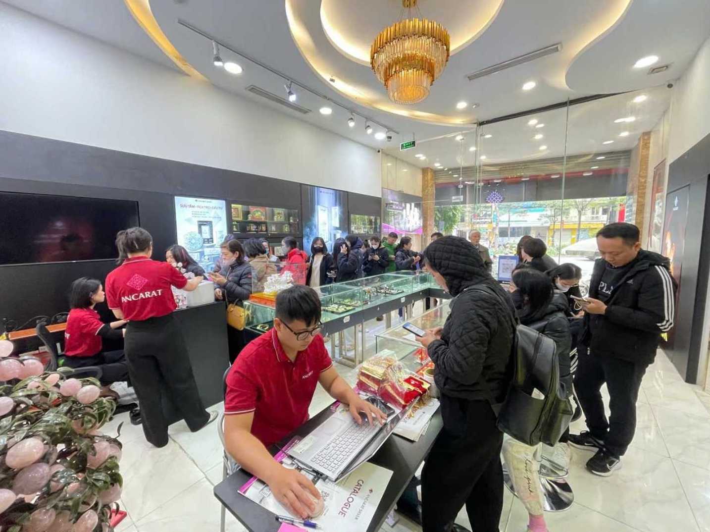 Nhieu nguoi san sang doi vai thang de nhan bac sau khi dat mua. Anh: Phan Anh 