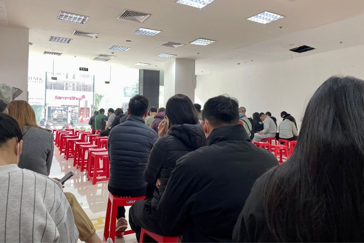 Hang thu 11 tro di tiep tuc co nguoi vao ben trong cho doi, cua hang chi nhan 200 khach hang trong sang nay. Anh: Ha Linh 