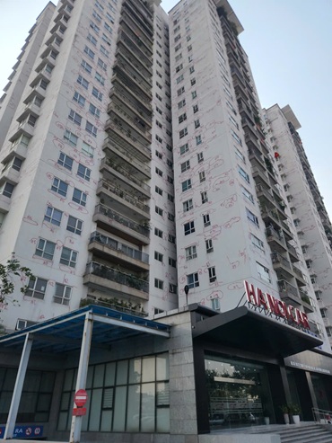 Nhiều ký hiệu lạ tại chung cư Văn phòng Quốc hội. Ảnh: Minh Hạnh