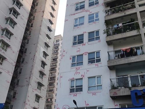 Chung cư tại Xuân Phương, Hà Nội xuất hiện ký hiệu lạ trên tường. Ảnh: Minh Hạnh 