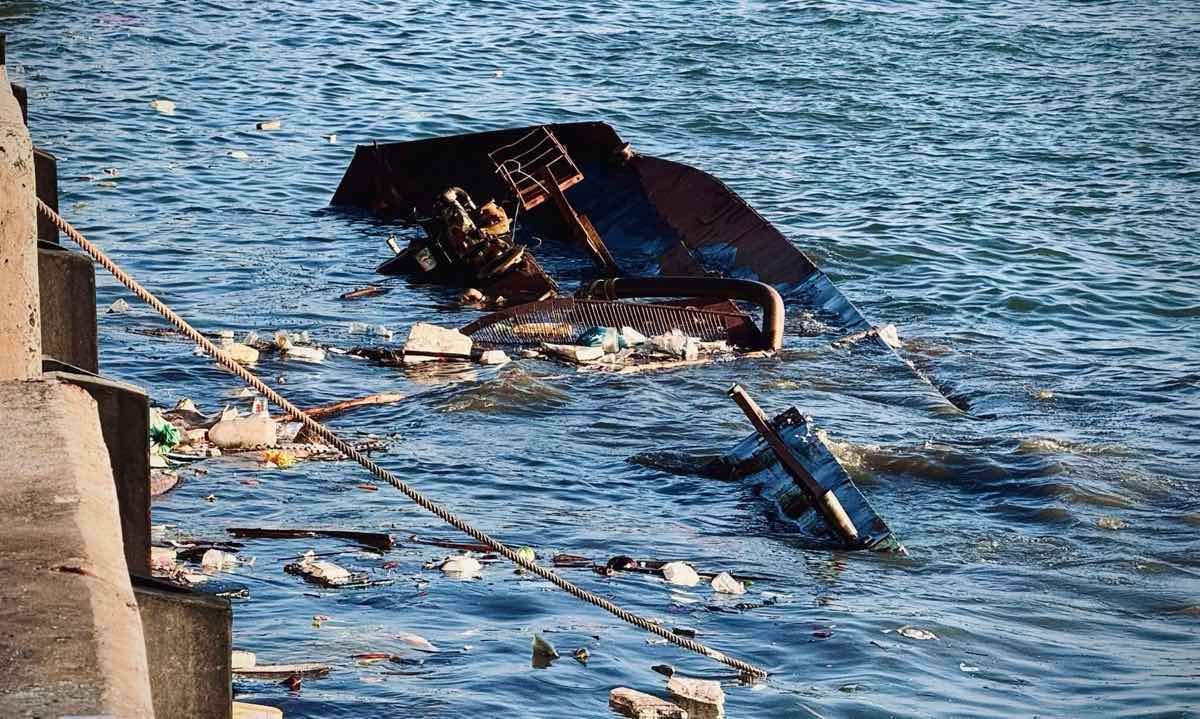Tau nao vet bi chim sau khi ha thuy o cang La Gi. Anh: Hac Long