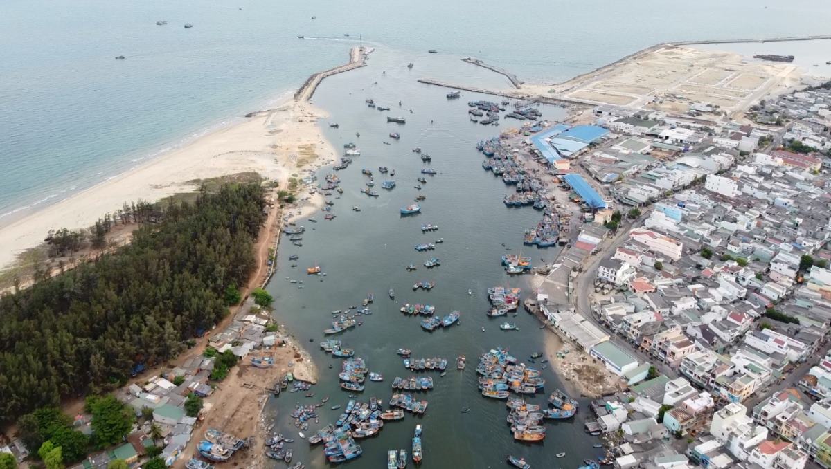 Cang ca La Gi nhin tu tren cao. Anh: Duy Tuan 